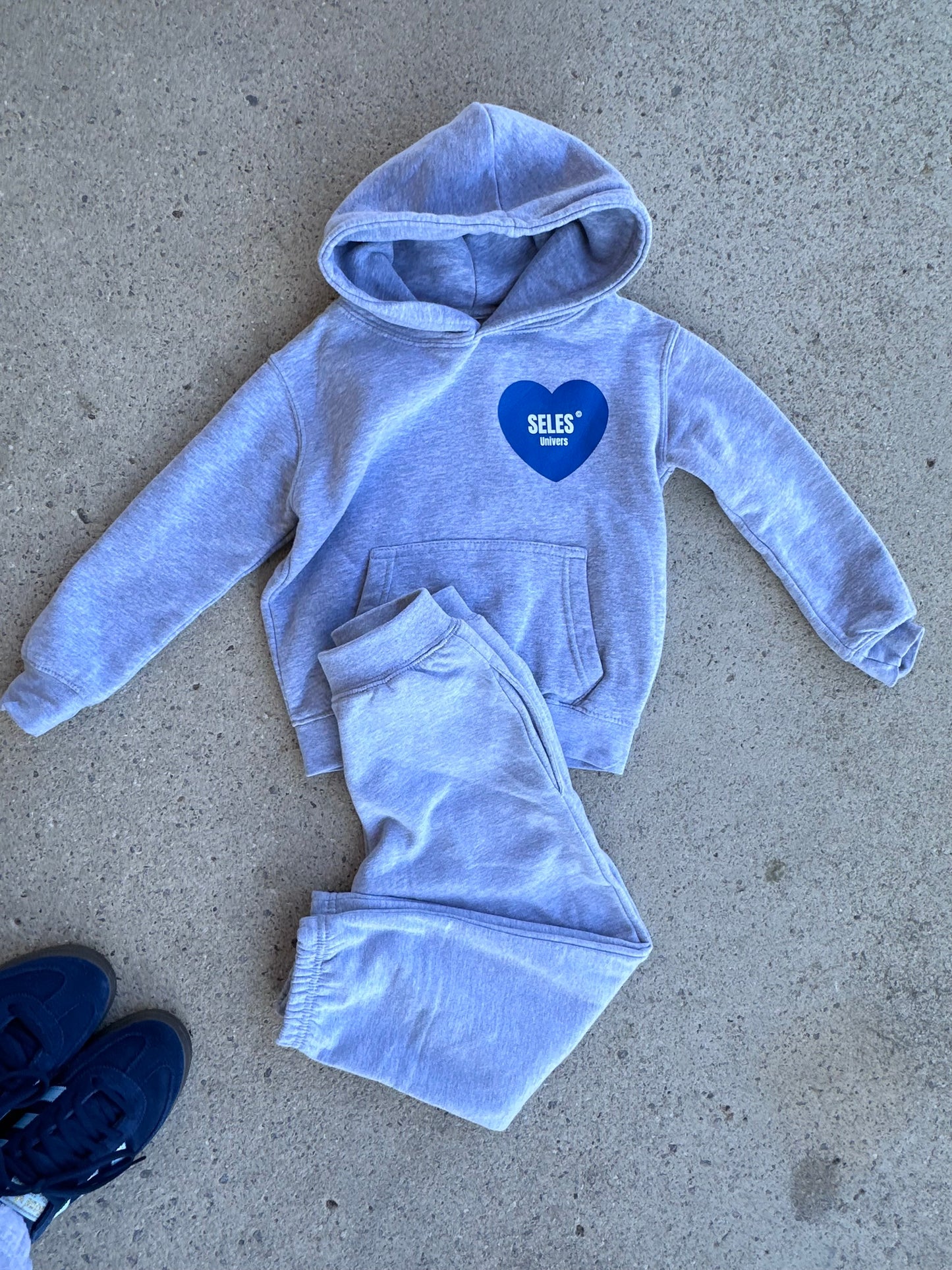 Sweat à capuche "baby blue heart" gris kids