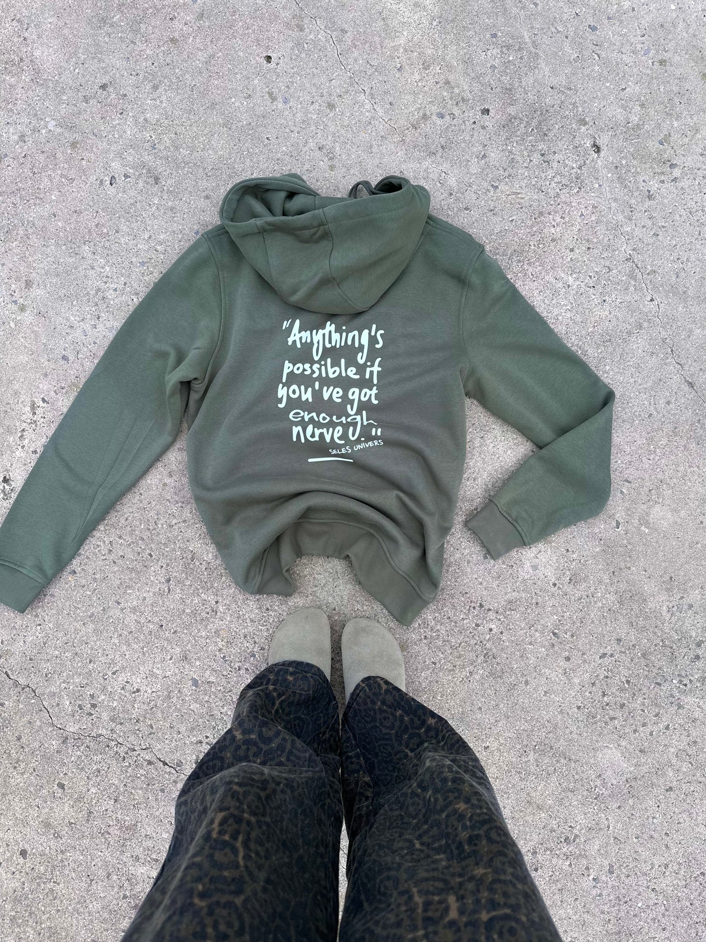 Sweat à capuche "anything's possible" kaki