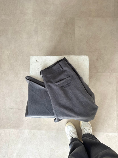 Pantalon relaxed fit gris brodé